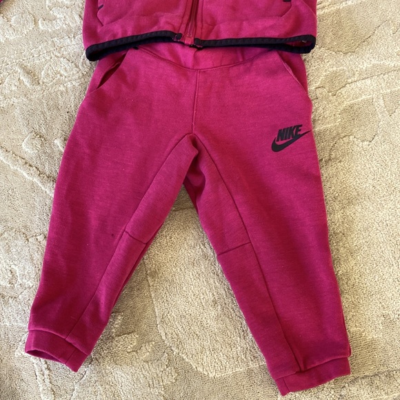 Nike Sportswear Tech Fleece Set includes a full-zip hoodie w/matching pants. 2T - Picture 4 of 8